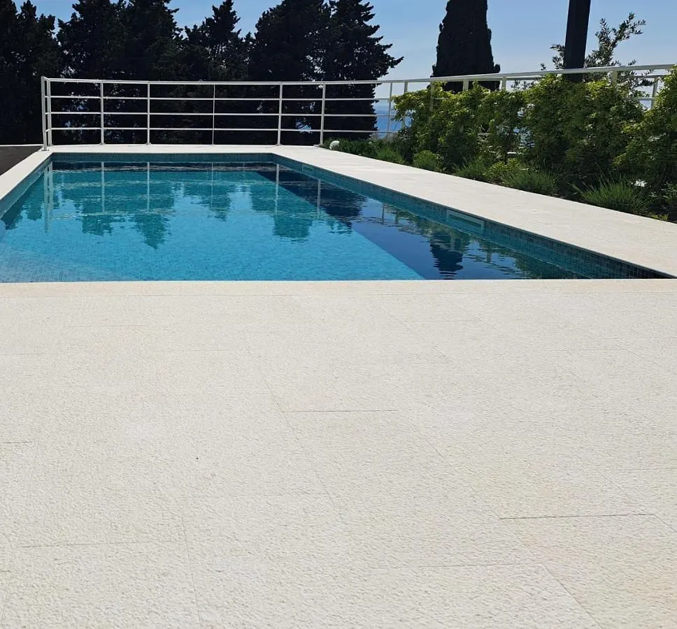 Apartment With Private Pool Split