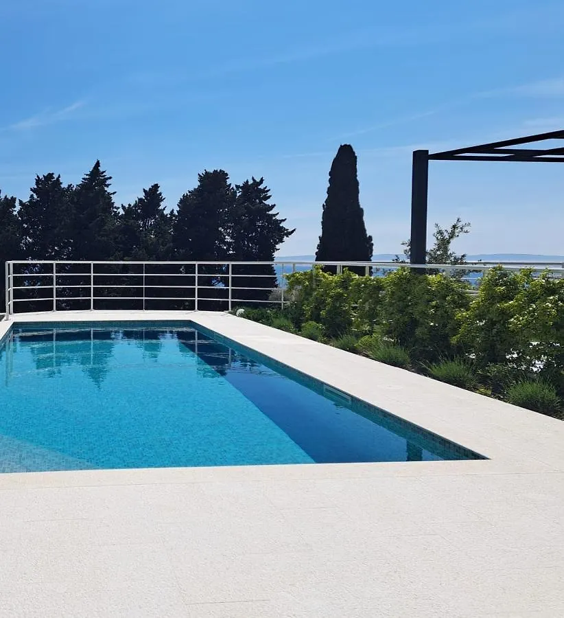 Apartment With Private Pool Split 0*,