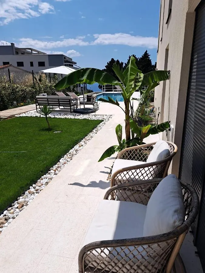 Apartment With Private Pool Split 0*,
