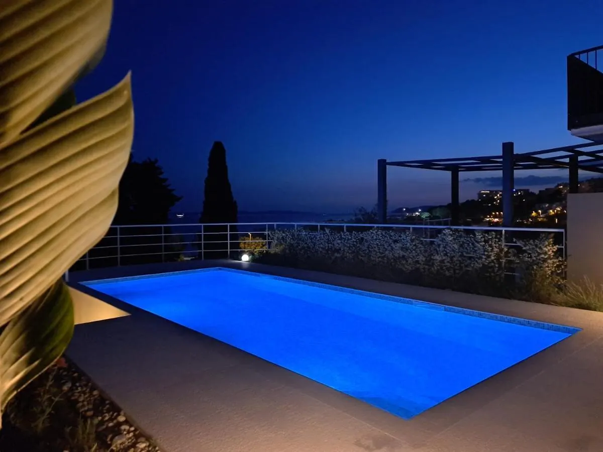 Apartment With Private Pool Split