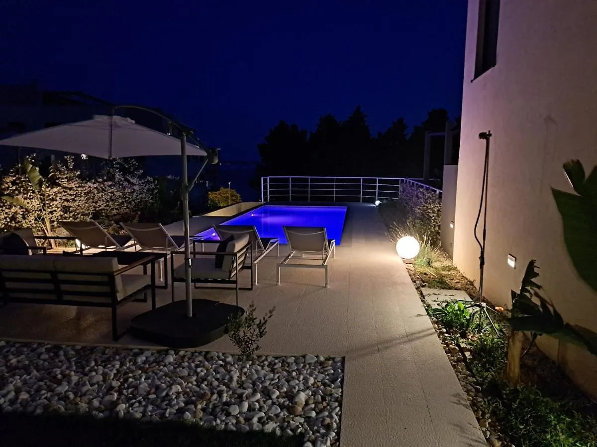 Apartment With Private Pool Split 0*,
