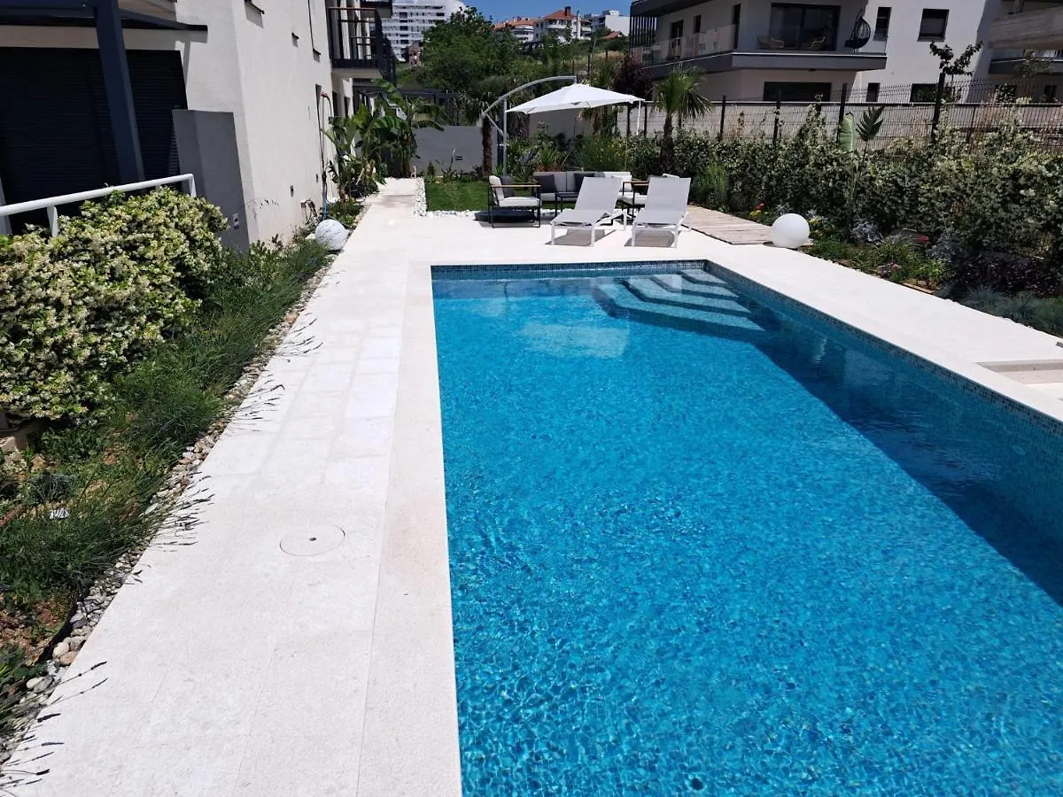 Apartment With Private Pool Split 0*,