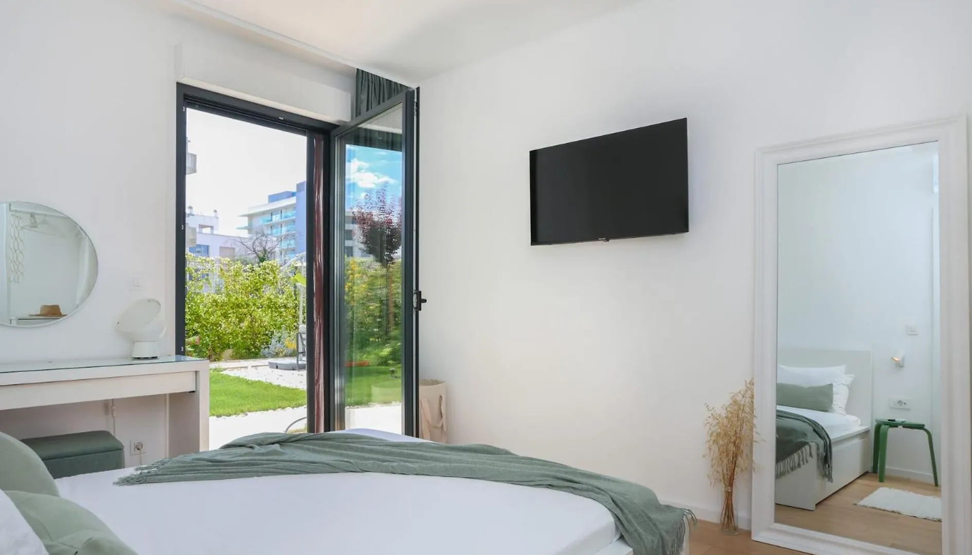 Apartment With Private Pool Split