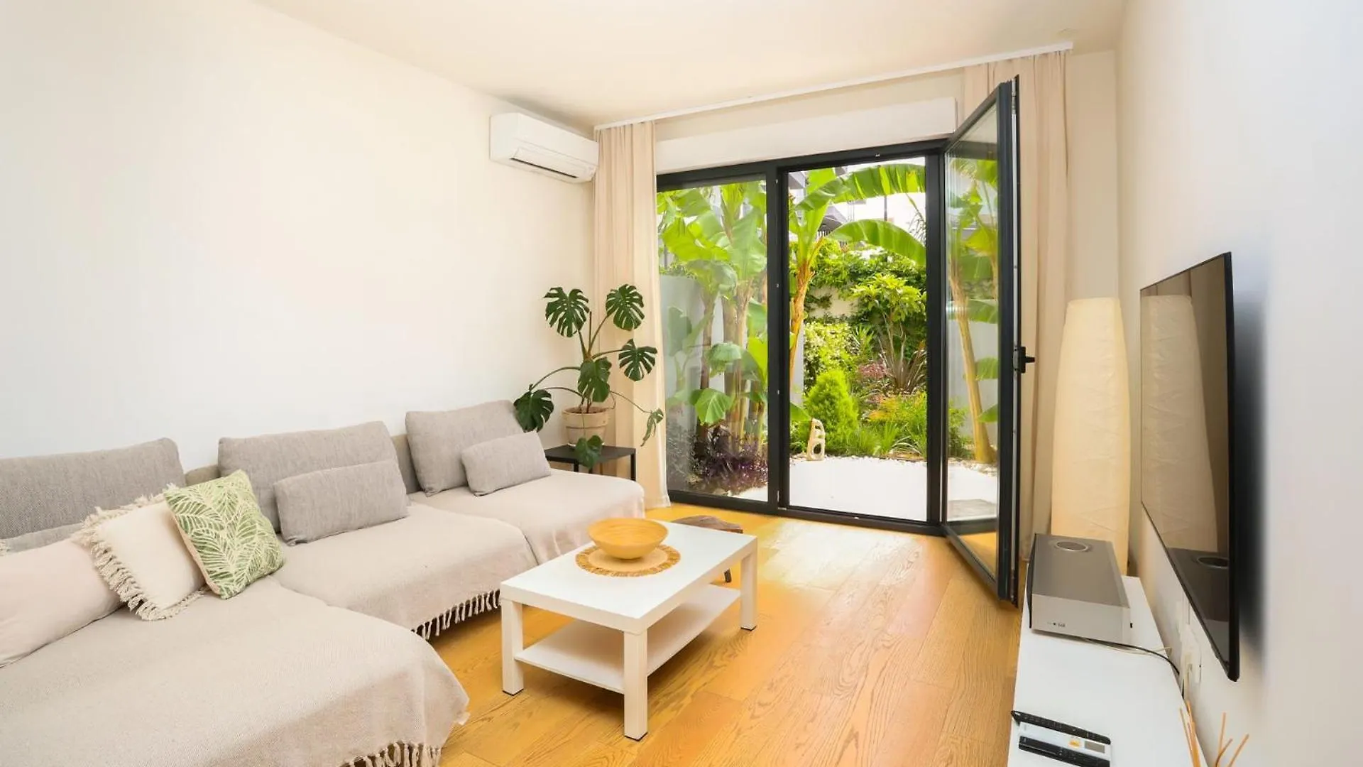 Apartment With Private Pool Split