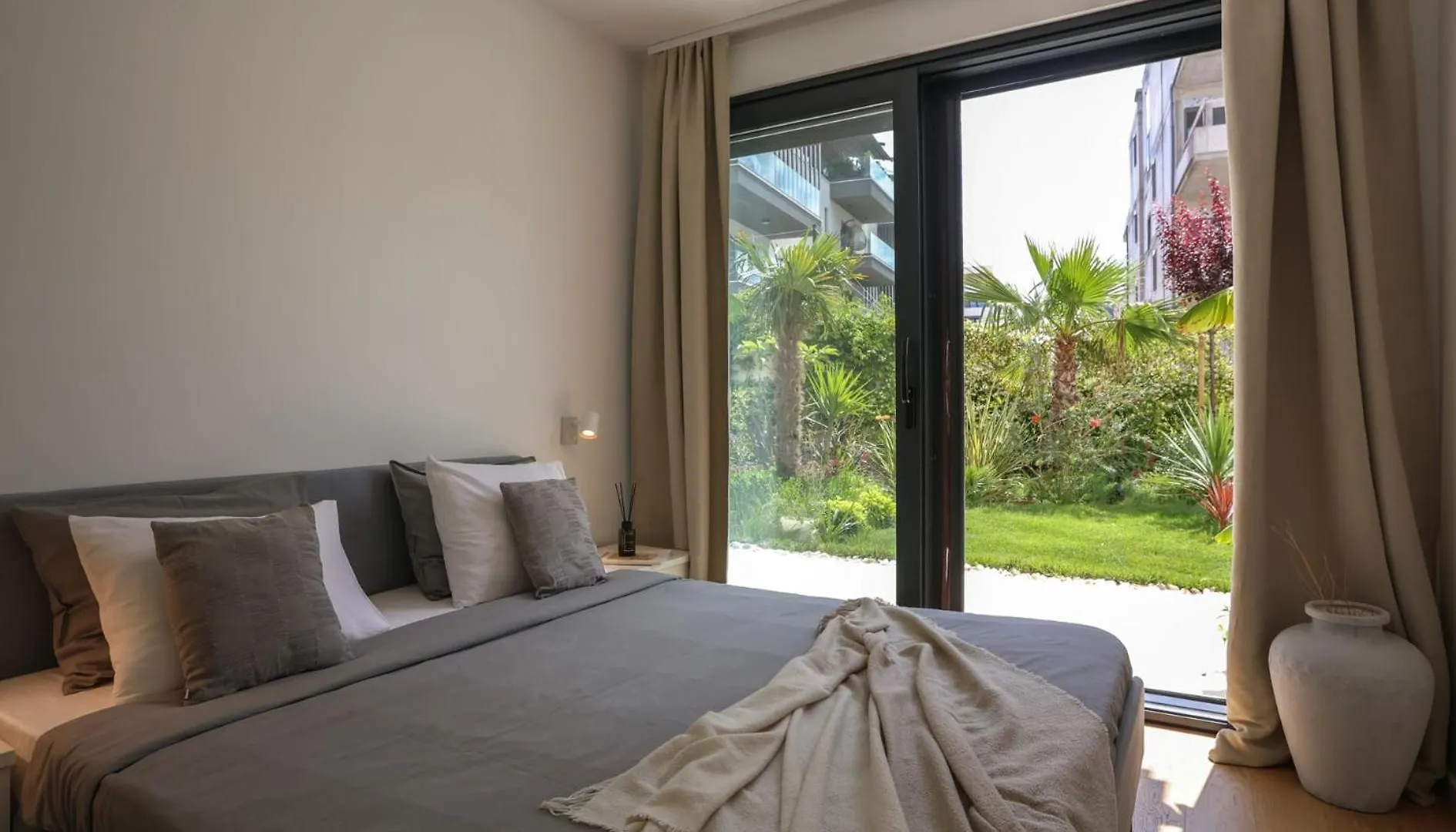 Apartment With Private Pool Split
