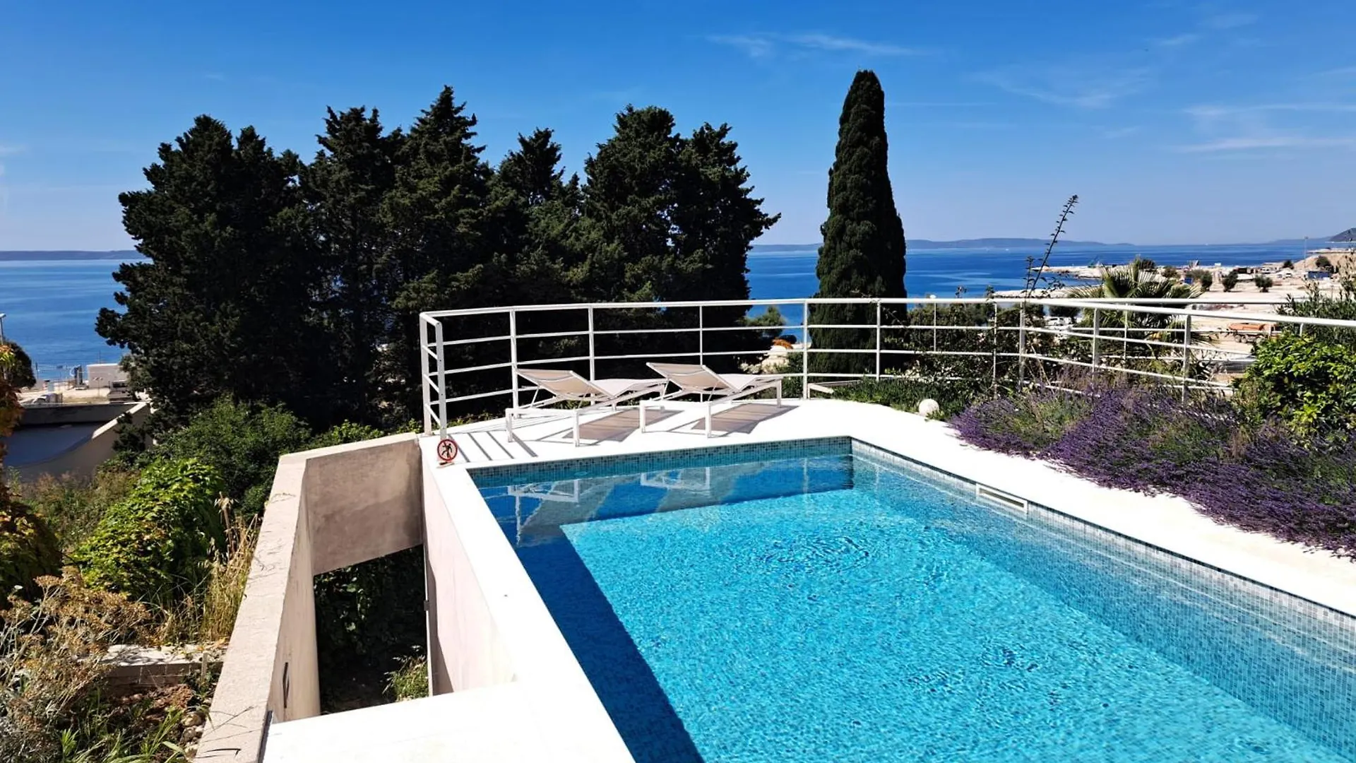 Apartment With Private Pool Split