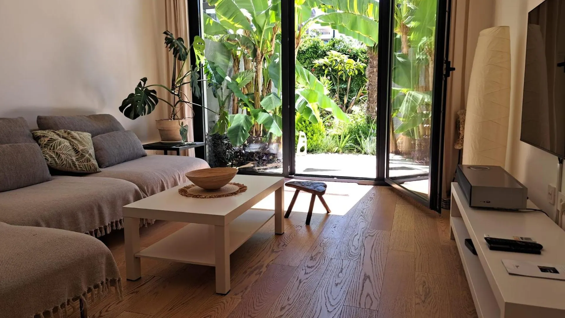 Apartment With Private Pool Split